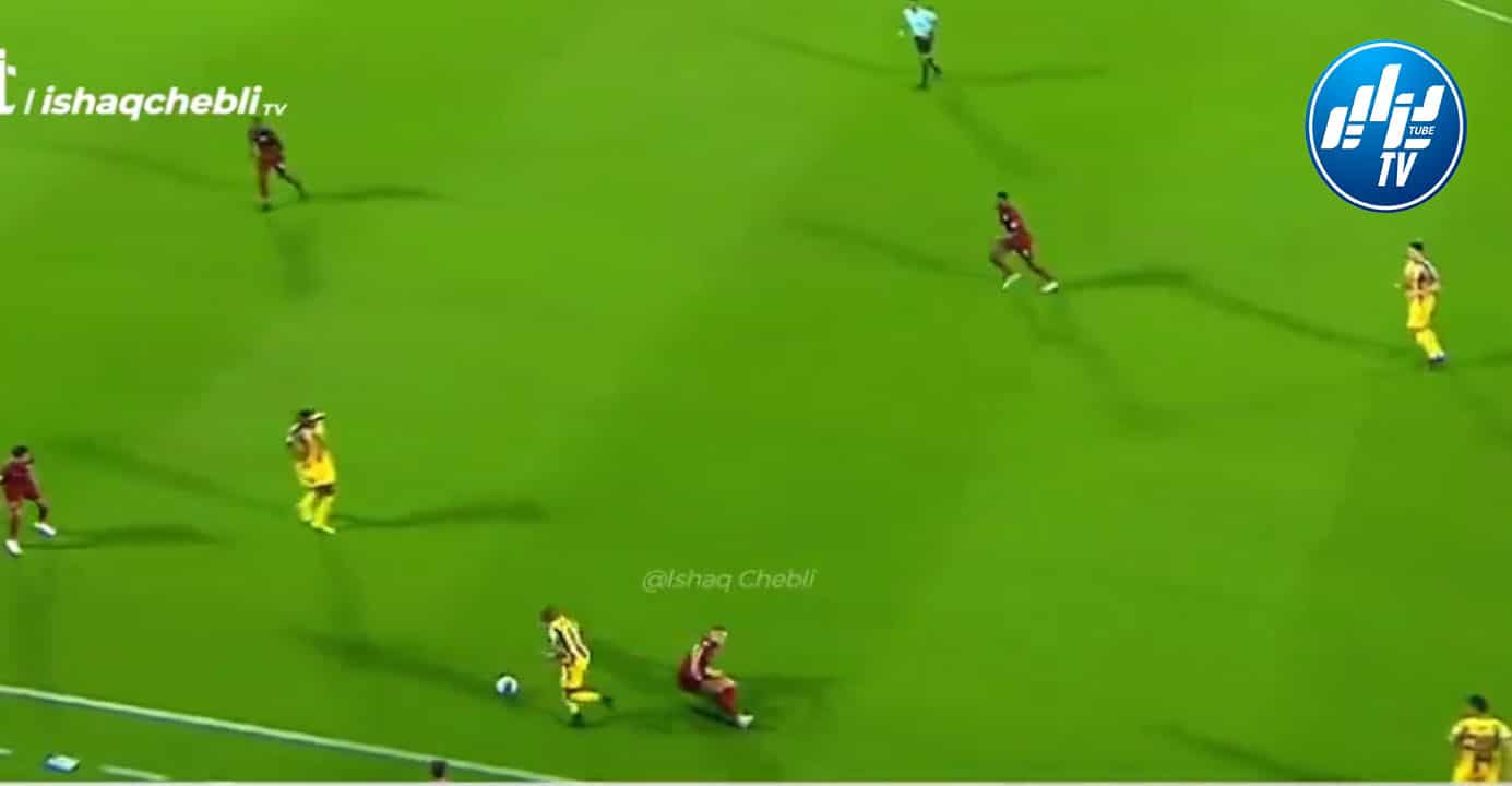 بالــــــــفيديو : ياسين براهيمي يتلاعب بـــ”يوغرطة حمرون” و يسقطه أرضا بمراوغة عالمية